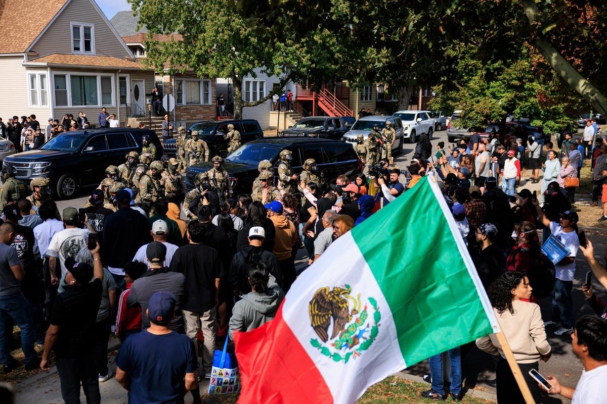 Manifestantes encaran a oficiales del ICE durante una protesta en Chicago. Foto 