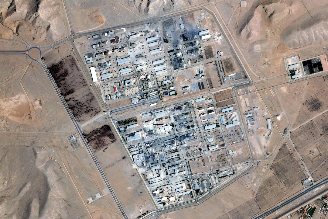 Esta foto satelital obtenida por Planet Labs PBC, fechada ayer, muestra las instalaciones de enriquecimiento nuclear de Isfahán, en la región central de Irán, después de los ataques de Estados Unidos contra esa planta y las de Fordo y Natanz .Foto 