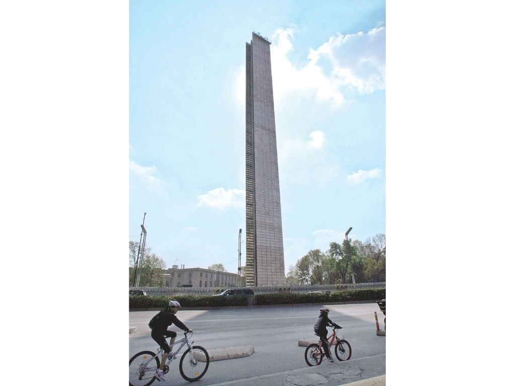 La Estela de Luz, conocida popularmente como la Suavicrema, es un monumento construido entre 2010 y 2011 para conmemorar el bicentenario de la Independencia de México y el centenario de la Revolución Mexicana, con un costo que superó los mil 300 millones de pesos. Foto Guillermo Sologuren