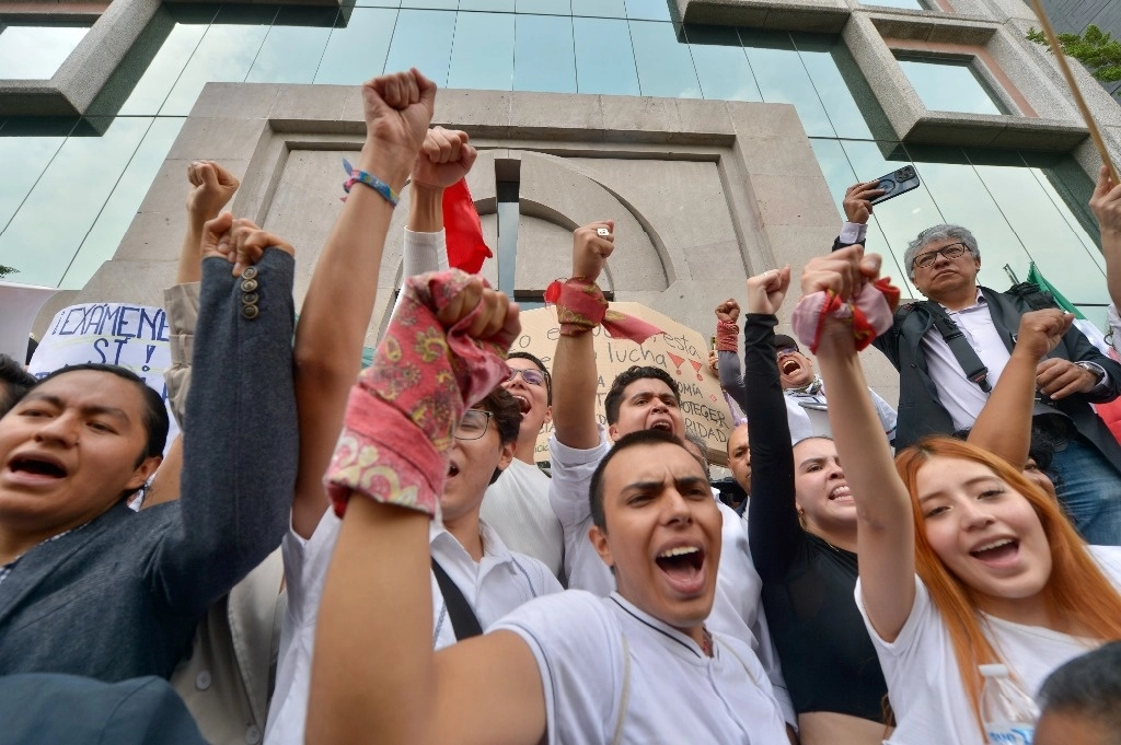 Estudiantes de la Facultad de Derecho de la UNAM que marcharon contra la reforma al Poder Judicial. Foto Germán Canseco