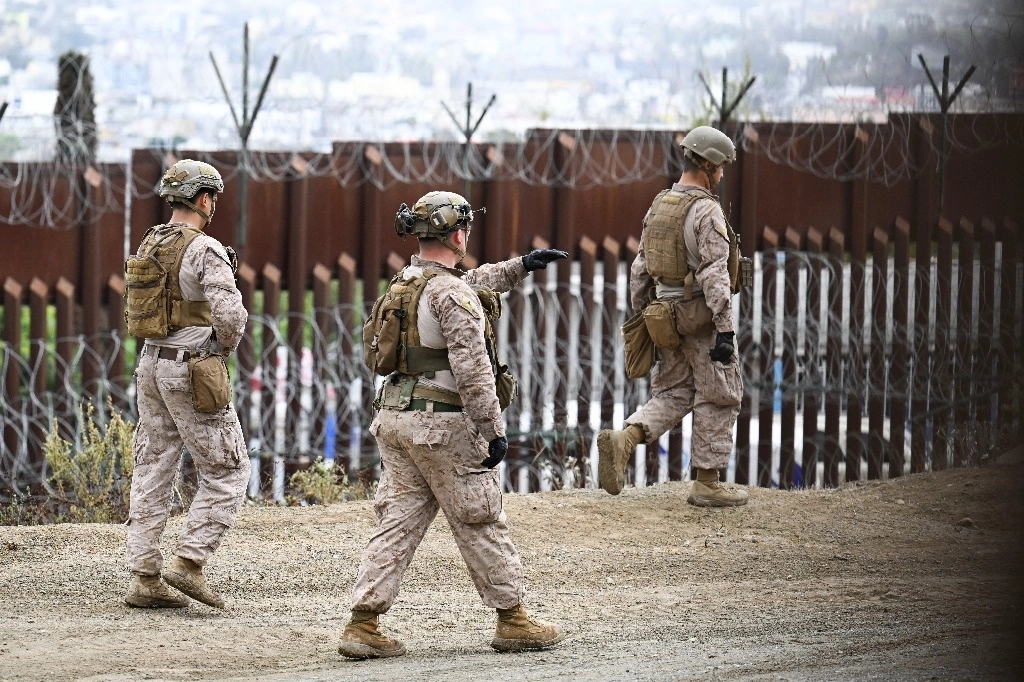 Marines estadunidenses se despliegan a lo largo de la frontera entre Estados Unidos y México cerca del puerto de entrada de San Ysidro, en San Diego. Foto Ap