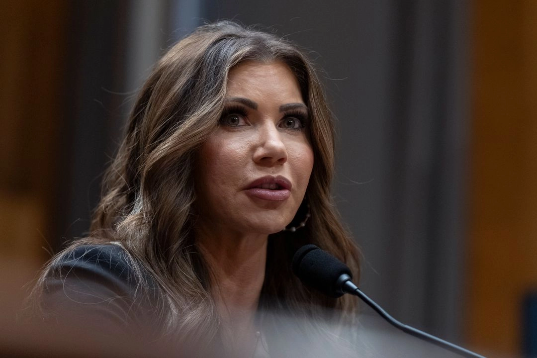 Kristi Noem, secretaria de Seguridad Nacional de Estados Unidos, afirmó que la presidenta Claudia Sheinbaum “alentó” protestas violentas en Los Ángeles. Foto 