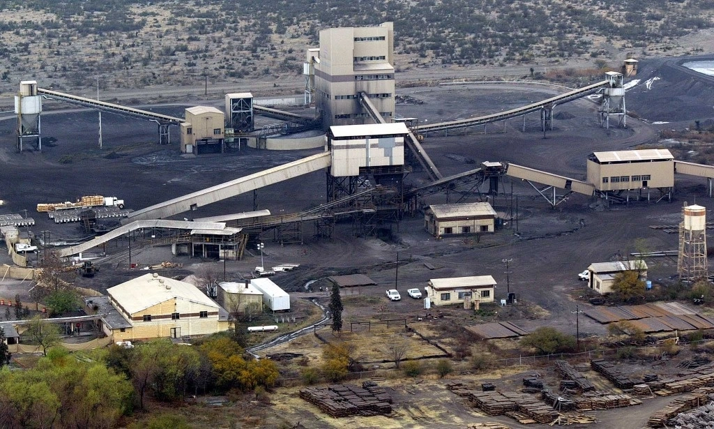 Luego de tres sexenios de encubrimiento del homicidio industrial perpetrado en Pasta de Conchos, está en marcha el rescate e identificación de los mineros que perecieron en el yacimiento explotado por Grupo México, de Germán Larrea. Foto ‘La Jornada’