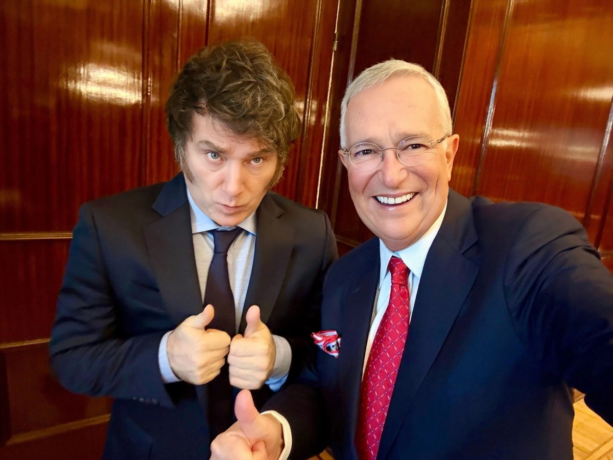 El presidente de Argentina, Javier Milei, y Ricardo Salinas Pliego se toman una ‘selfie’ durante una reunión de la Conferencia Política de Acción Conservadora realizada en Buenos Aires el año pasado, imagen que el empresario mexicano subió a sus redes sociales