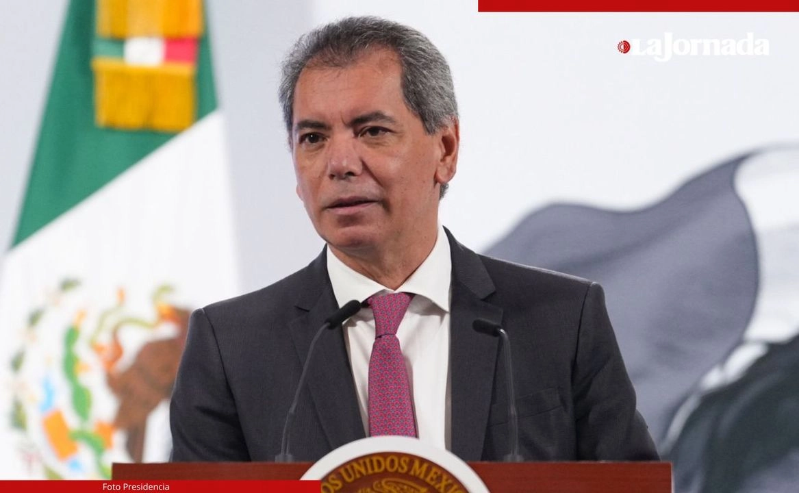Gravar los envíos de los migrantes a su familias en México implicaría una doble tributación y un incumplimiento de tratados tributarios internacionales, señaló el secretario de Hacienda, Edgar Amador Zamora. Foto 