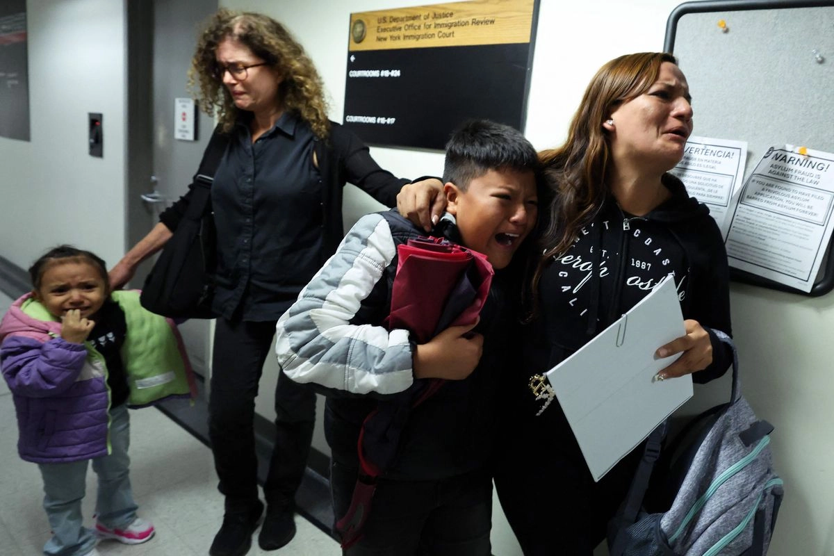Familia de un hombre detenido por agentes federales, fuera de la sala del tribunal de inmigración donde se llevó a cabo su audiencia, en Nueva York. Foto 
