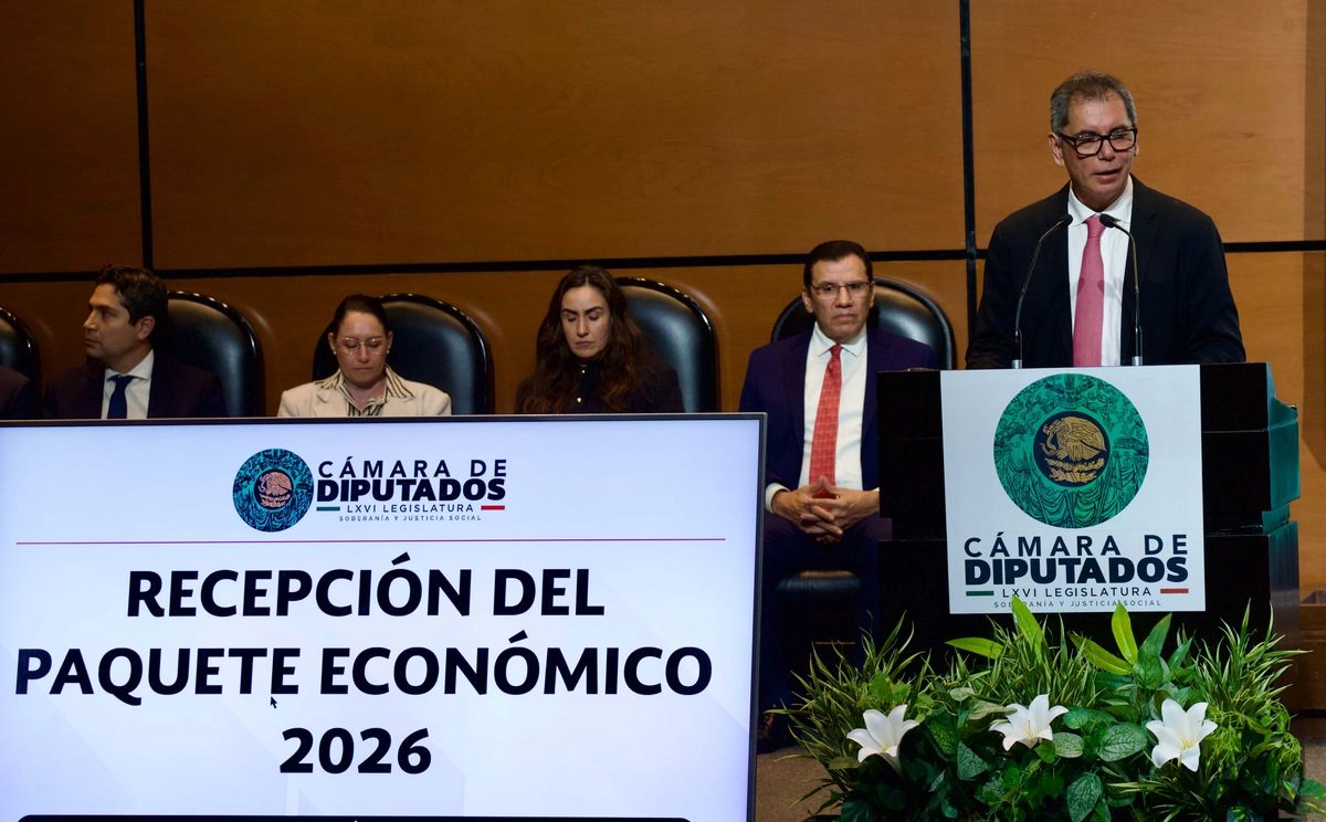 El secretario de Hacienda, Édgar Amador Zamora, durante la entrega del Paquete Económico 2026, en el que se proponen recursos equivalentes a 3 por ciento del producto interno bruto para programas sociales. Foto 