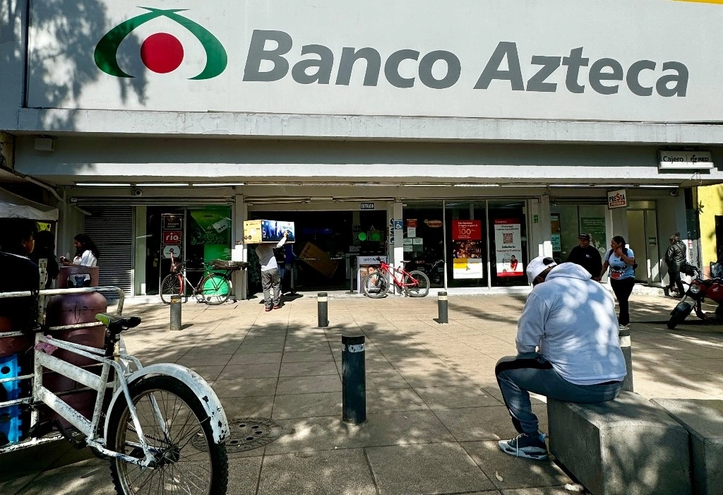 Banco Azteca fue sancionado por violar la Ley del Mercado de Valores. Foto ‘La Jornada’