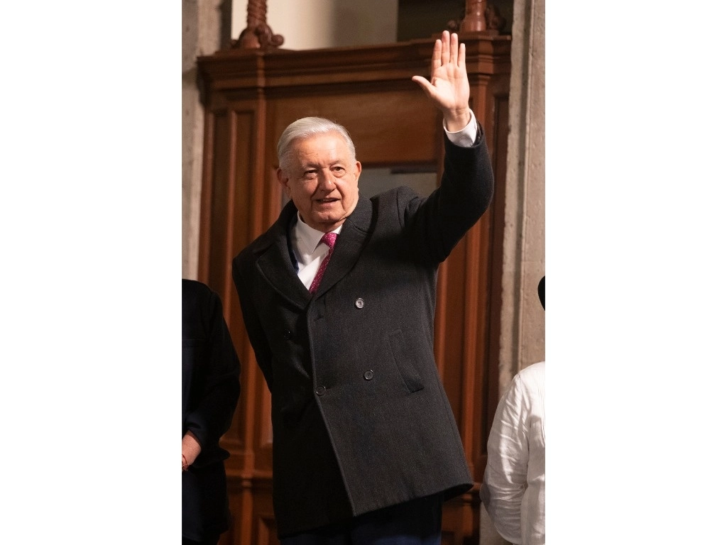 El presidente Andrés Manuel López Obrador al término de su última conferencia de prensa mañanera en el salón Tesorería del Palacio Nacional. Foto María Luisa Severiano 