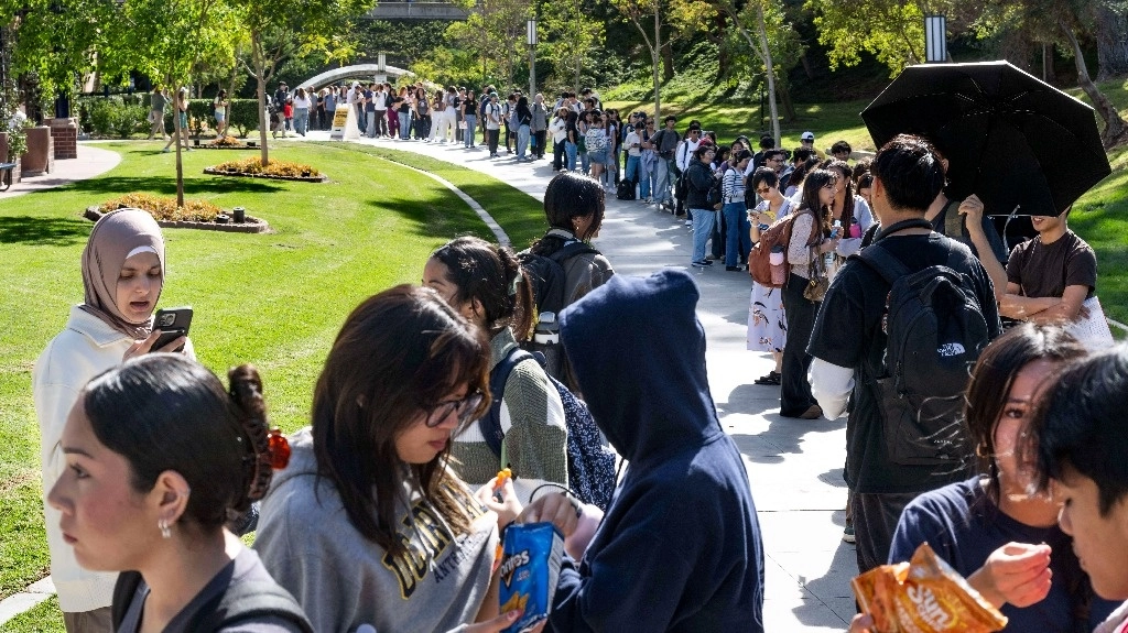 Donald Trump, quien centró su campaña en contra de los migrantes, despachará otra vez en la Casa Blanca. En la imagen, estudiantes votan en la Universidad de California. Foto Ap