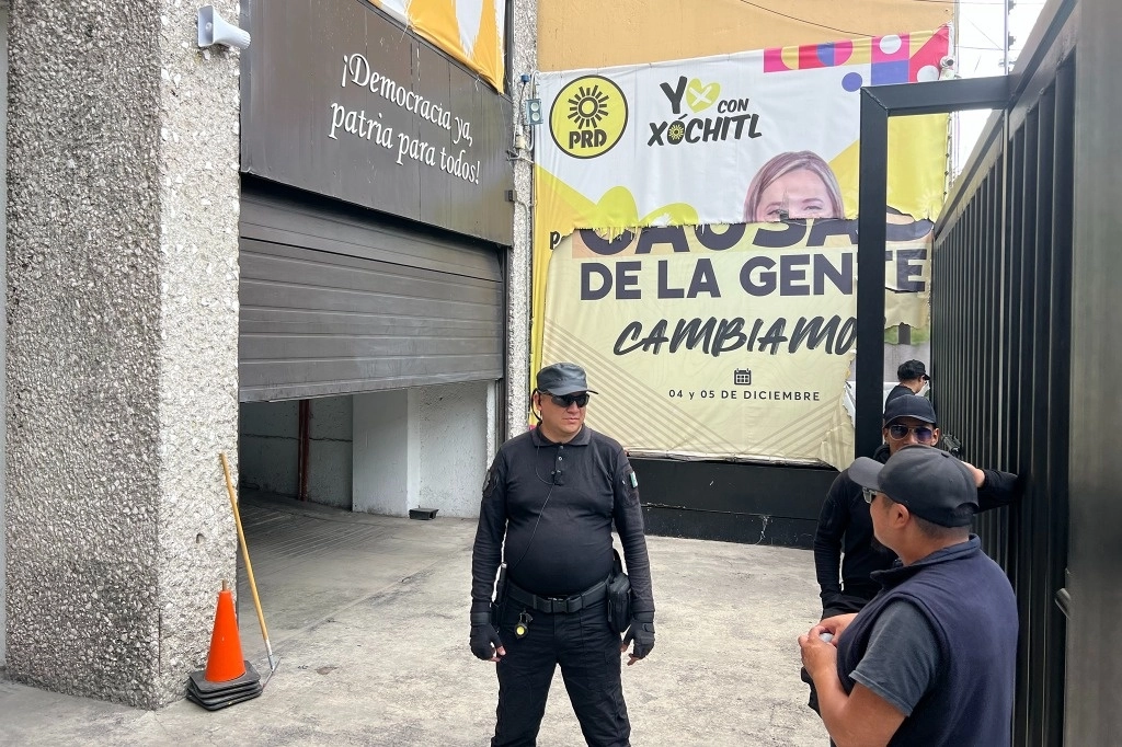 Elementos de seguridad resguardan el edificio del Partido de la Revolución Democrática en la colonia Escandón, alcaldía Miguel Hidalgo de la Ciudad de México, luego de la estrepitosa derrota electoral que ha puesto a ese instituto político al borde de la extinción. Foto María Luisa Severiano 
