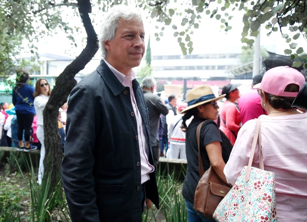 Claudio X. González frente a las instalaciones del INE durante la marcha del domingo pasado. Foto Cristina Rodríguez 




