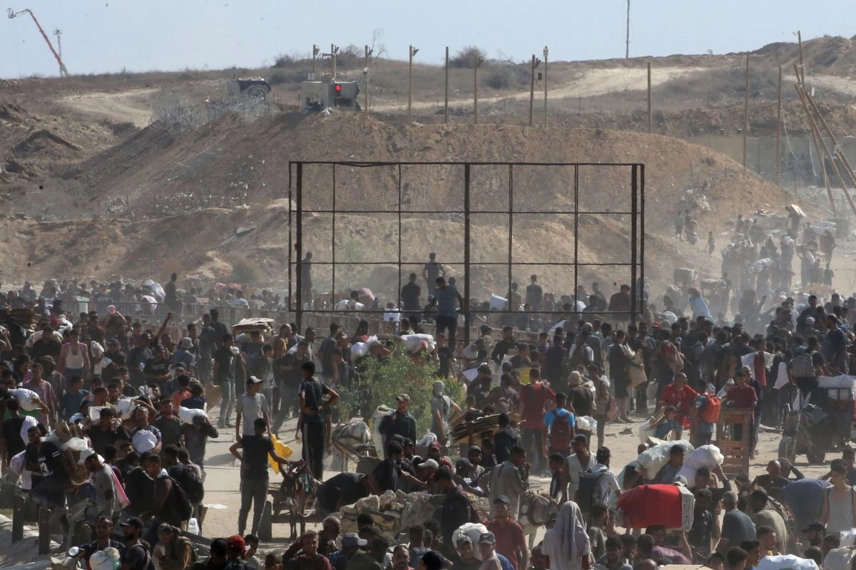 Palestinos desplazados se reunieron ayer para recibir ayuda en un punto de distribución conocido como “corredor de Netzarim”, en el centro de la franja de Gaza. 