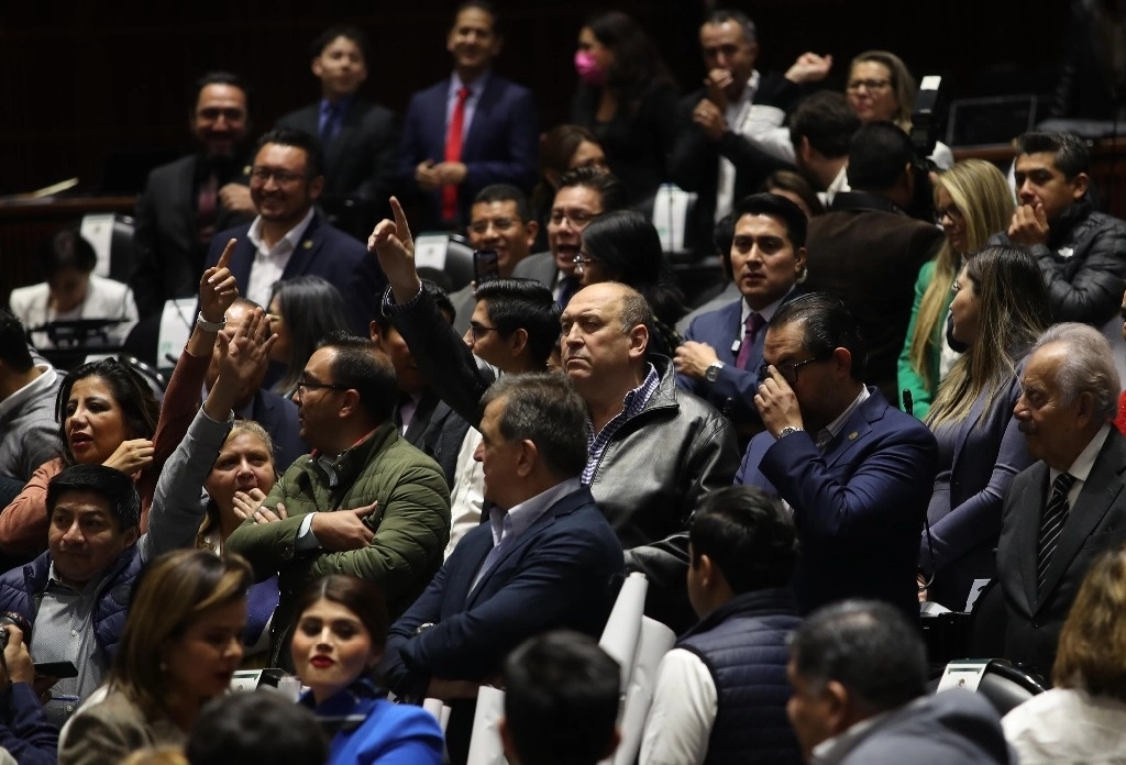 El diputado Rubén Moreira (al centro) durante la sesión en San Lázaro, en la cual se propuso quitar a los banqueros la prebenda del Fobaproa. Foto Yazmín Ortega Cortés