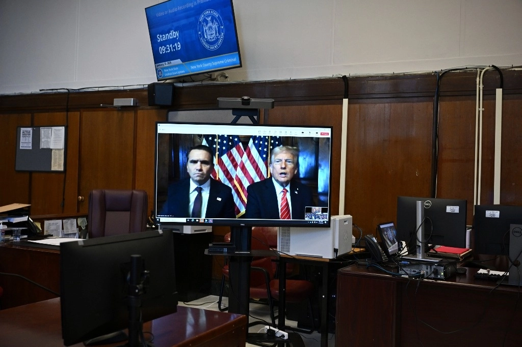 Donald Trump y su abogado, Todd Blanche, comparecieron el pasado viernes de manera virtual ante el Tribunal Supremo de Manhattan, Nueva York, que declaró al futuro presidente de Estados Unidos culpable de haber sobornado a la actriz de películas pornográficas Stormy Daniels a cambio de callar sobre un encuentro sexual. Foto Ap 