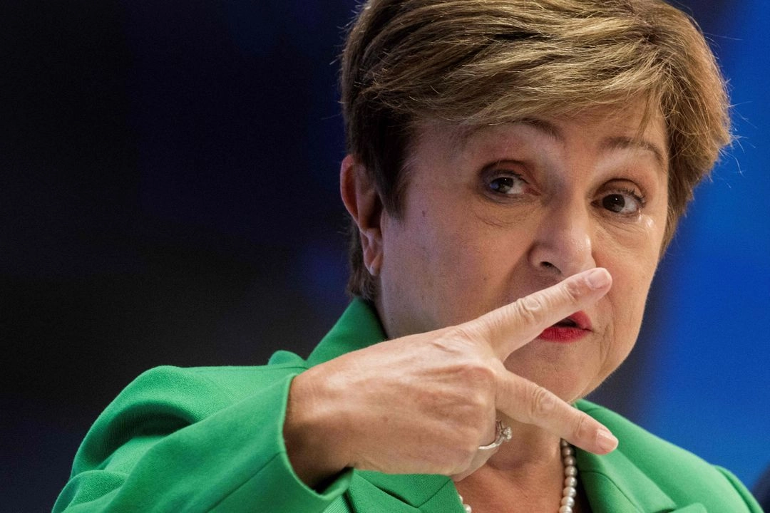 La directora gerente del Fondo Monetario Internacional, Kristalina Georgieva, durante su participación en la mesa de debate Crecimiento y resiliencia en un mundo incierto, parte de las reuniones de primavera del FMI y el Banco Mundial, en Washington. El organismo multilateral ha advertido que la política arancelaria del presidente estadunidense, Donald Trump, entre otros factores, ha incrementado los riesgos para las finanzas públicas a escala global, por lo cual los países tendrán que revisar sus proyecciones de gasto y prepararse para llevar a cabo ajustes más severos. Foto 