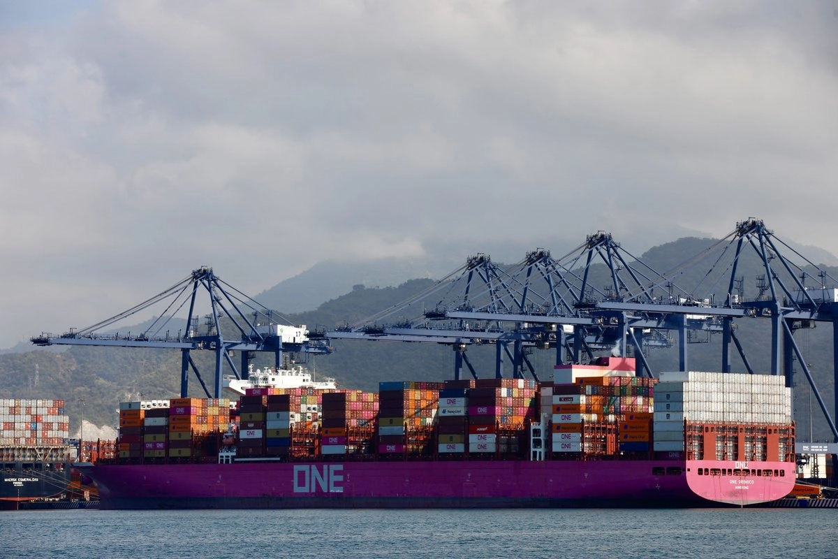 La Organización Mundial del Comercio proyecta un alza de sólo 0.5 por ciento en el intercambio global de bienes para 2026. La imagen, en Manzanillo. Foto 