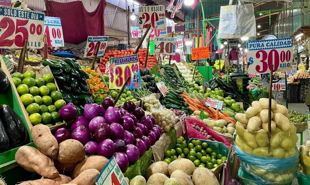 México SA. Precios de productos de la canasta básica en el mercado de Jamaica reflejan las alzas al empezar el año. La inflación anual en enero fue 4.88 por ciento. La comparación es favorable respecto al mismo mes del año pasado, cuando fue de 7.91 por ciento. Foto Roberto García Ortiz 