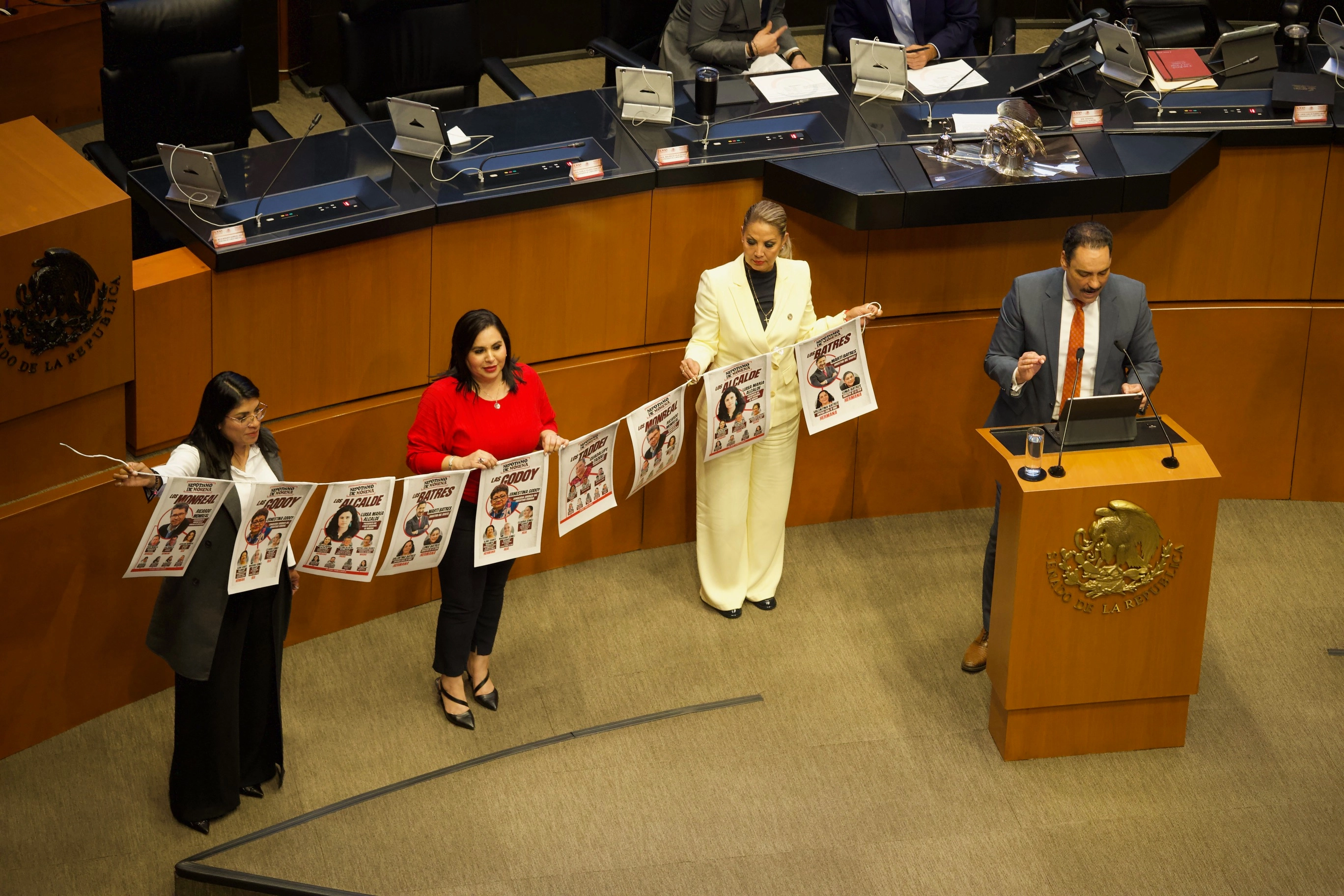 Legisladores de Acción Nacional critican los clanes familiares en Morena durante la sesión del Senado en que se aprobó la ley contra el nepotismo. Foto 