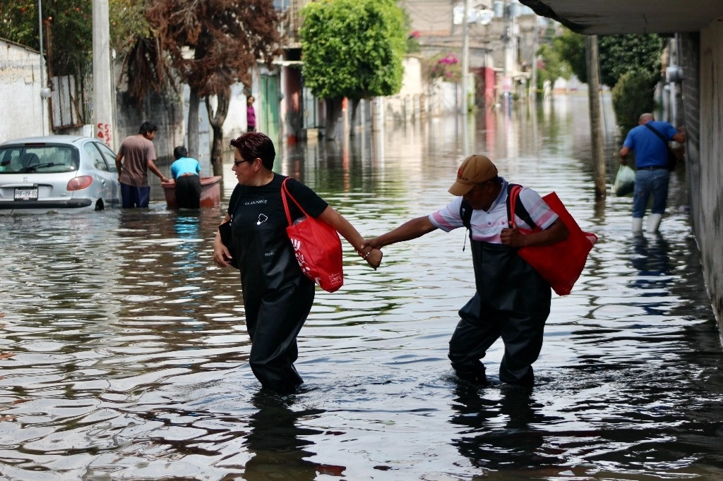 El nivel del agua en las colonias Culturas de México y Jacalones, en el municipio mexiquense de Chalco, volvió a subir ayer debido a las lluvias. Hay por lo menos 600 viviendas afectadas desde hace 17 días. Foto Javier Salinas 