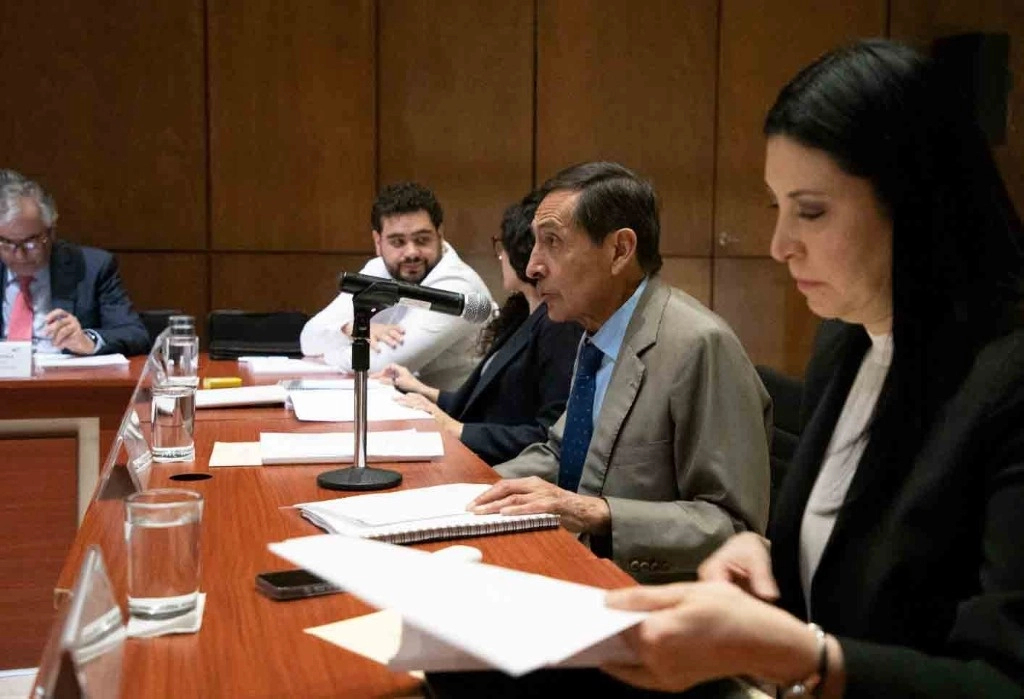 En primer plano, la gobernadora del Banco de México, Victoria Rodríguez Ceja, y frente al micrófono el secretario de Hacienda, Rogelio Ramírez de la O, durante la instalación del Fondo de Pensiones para el Bienestar. Foto SHCP
