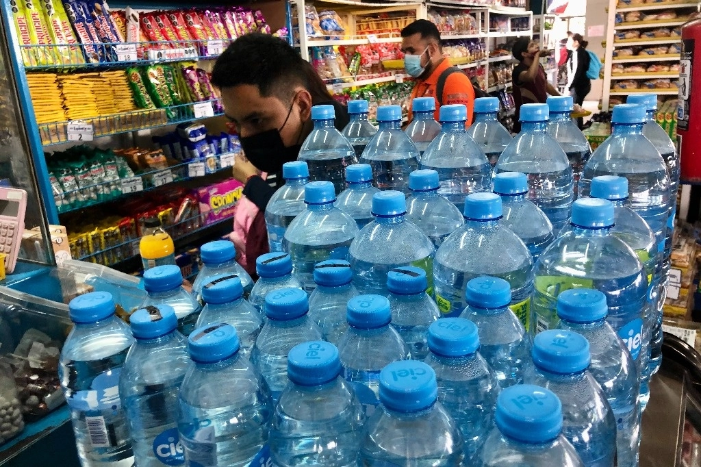 México es el país donde más se consume agua embotellada, cuyo precio es entre 240 y 10 mil veces mayor que el de la llave.
