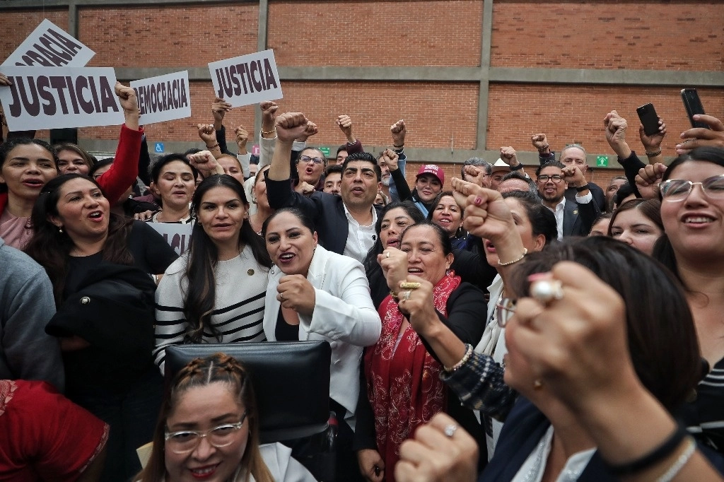 Diputados al término de la sesión en la sede alterna de la Sala de Armas de la Magdalena Mixhuca, donde se votó la reforma judicial. Foto Marco Peláez
