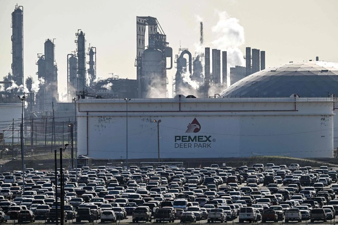 La refinería Deer Park, en Texas. Los precios del petróleo rebotaron ayer tras una fuerte caída, pero analistas advirtieron de más turbulencias. Foto 