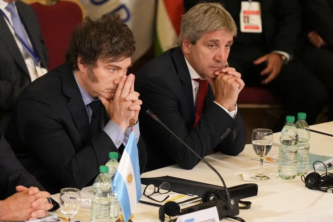 El presidente de Argentina, Javier Milei, y su ministro de Economía, Luis Caputo, durante su participación en la cumbre del Mercosur, el 6 de diciembre pasado en Montevideo. 