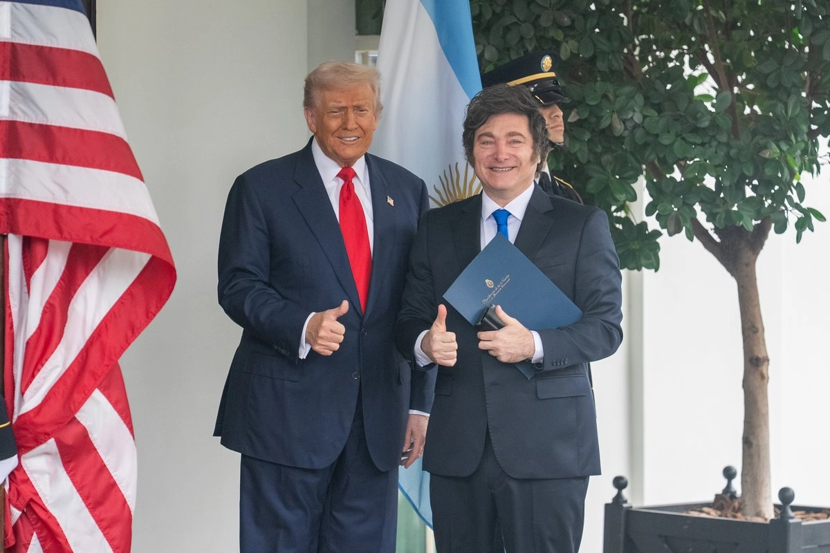 El presidente Donald Trump recibió ayer a su homólogo argentino en la Sala del Gabinete (sin la relevancia política que tiene el despacho del magnate) y no por los 45 minutos originalmente anunciados, sino por apenas 15. Foto 