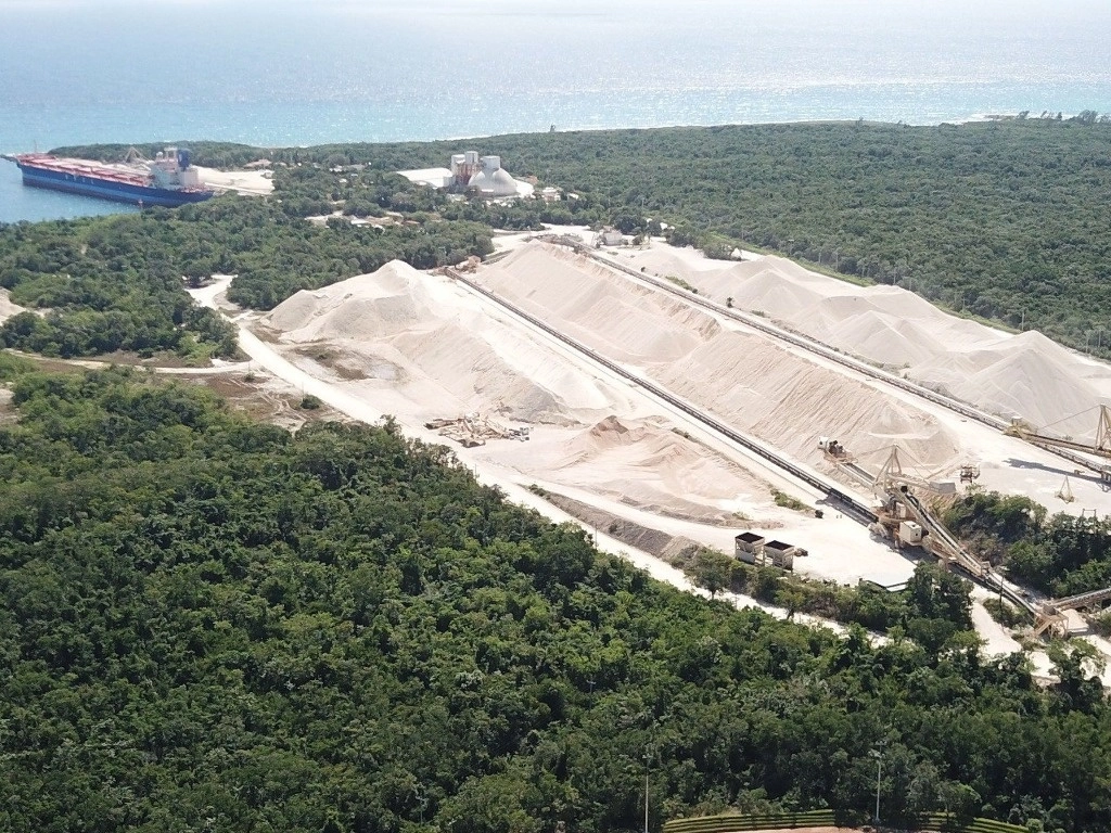 El presidente Andrés Manuel López Obrador ha señalado que la empresa Calica se burló y engañó al gobierno mexicano porque ha seguido extrayendo material rocoso de Playa del Carmen, pese a que se comprometió a detener esa actividad. Foto ‘La Jornada’