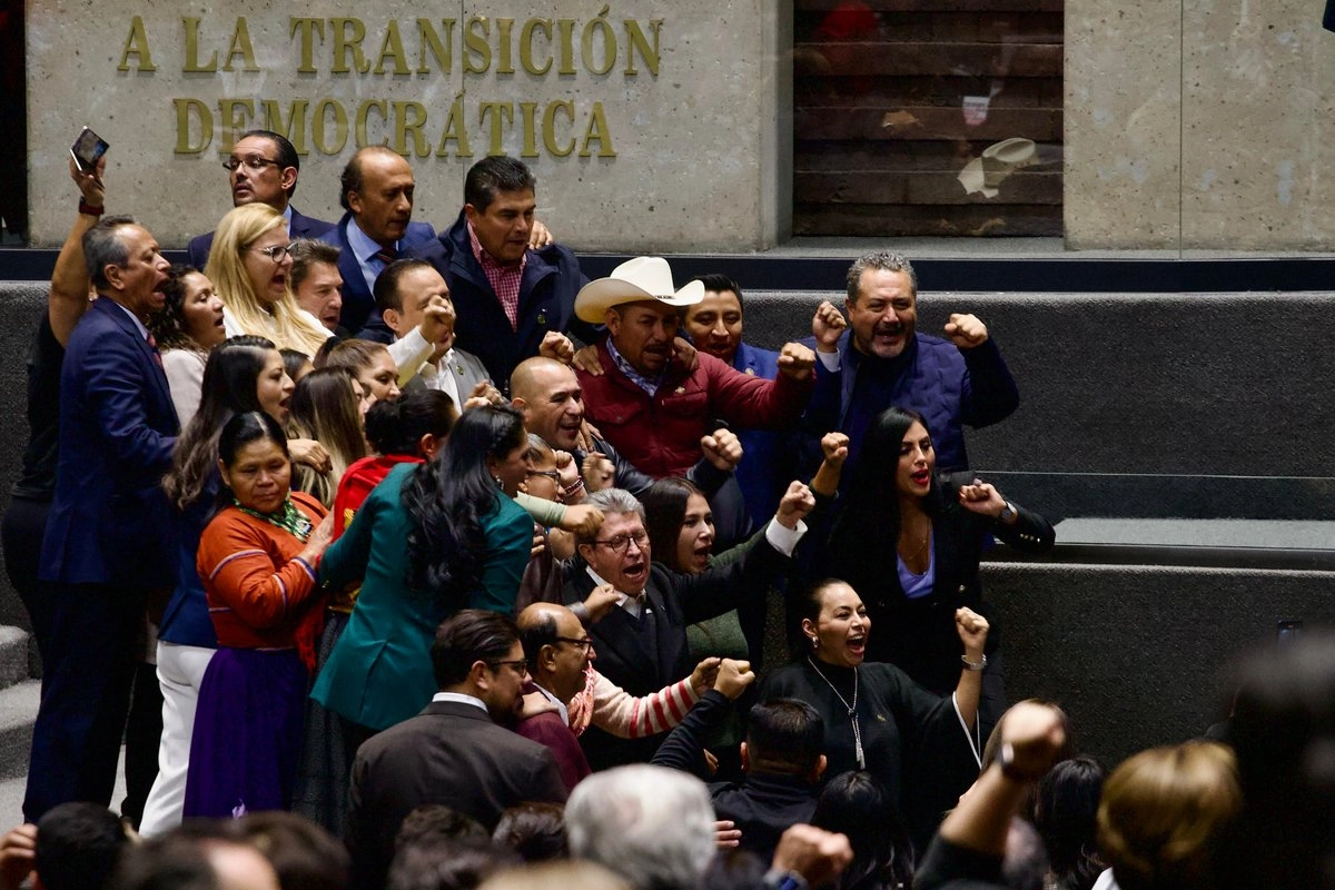 Diputados de Morena y aliados festejan la aprobación de la Ley del Agua, que ayer mismo fue enviada al Senado para su discusión. Foto 