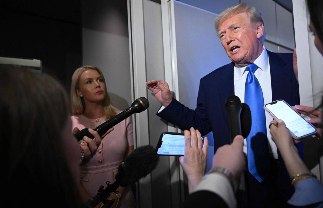 El presidente de Estados Unidos, Donald Trump, ofreció ayer una conferencia de prensa durante el vuelo del Air Force One rumbo a la Base Conjunta Andrews. 