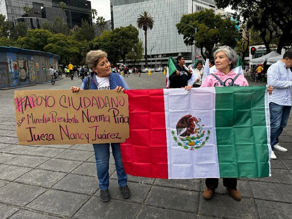 Trabajadoras del Poder Judicial de la Federación, durante la marcha que realizaron el domingo en la Ciudad de México “por el respeto a la Constitución y a la Ley de Amparo”, y en apoyo a los jueces que han concedido suspensiones contra la reforma judicial. Foto Luis Castillo 