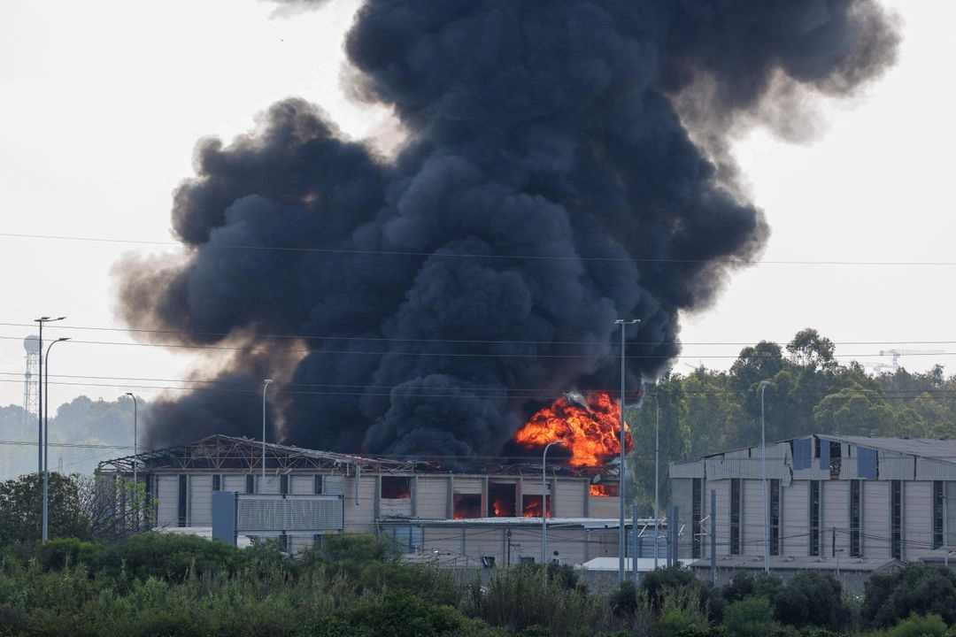 Un edificio arde en Herzliya, cerca de Tel Aviv, luego de que Irán lanzó ayer una andanada de cohetes contra Israel. Las alarmas se activaron en varias zonas del país. Foto 