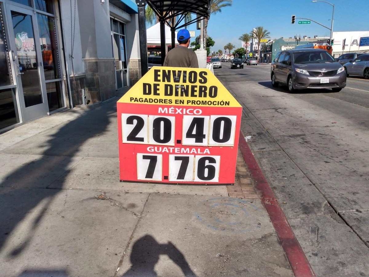 Local de remesas en California. Las políticas antimigrantes del gobierno de Estados Unidos han disminuido este año el volumen de recursos enviados desde ese país a familias mexicanas. Foto 