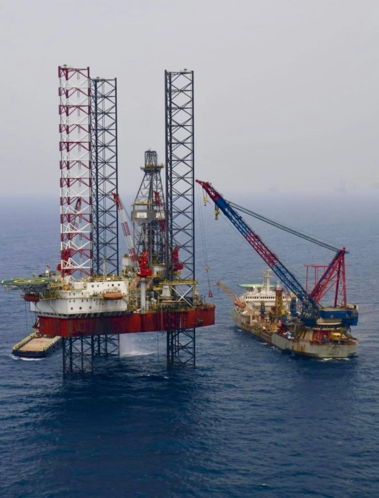 Plataforma de Pemex en el litoral de Tabasco. La empresa productiva del Estado y la Comisión Federal de Electricidad pasaron de estar en vías de desaparecer a mostrar señales de recuperación.Foto La Jornada