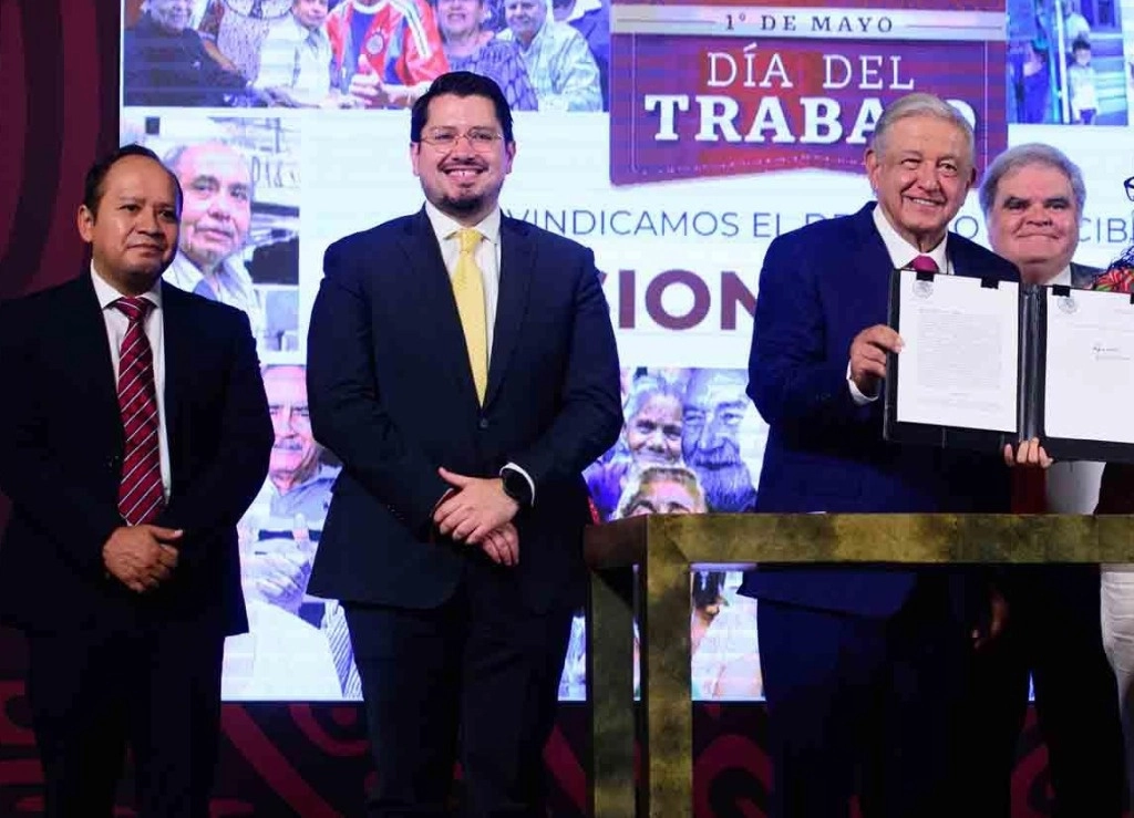 El Día del Trabajo, el presidente Andrés Manuel López Obrador firmó el decreto que formalmente crea el Fondo de Pensiones para el Bienestar. Foto Presidencia 