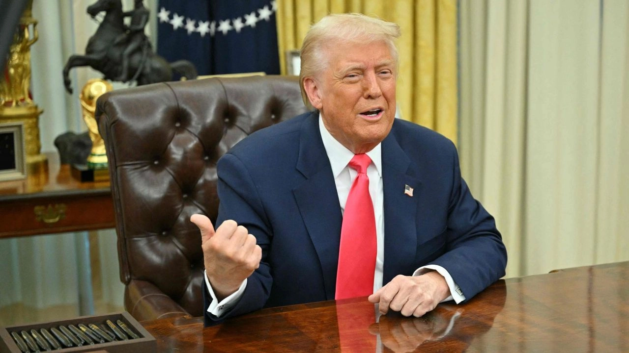El presidente de Estados Unidos, Donald Trump, después de firmar órdenes ejecutivas en la Oficina Oval de la Casa Blanca.