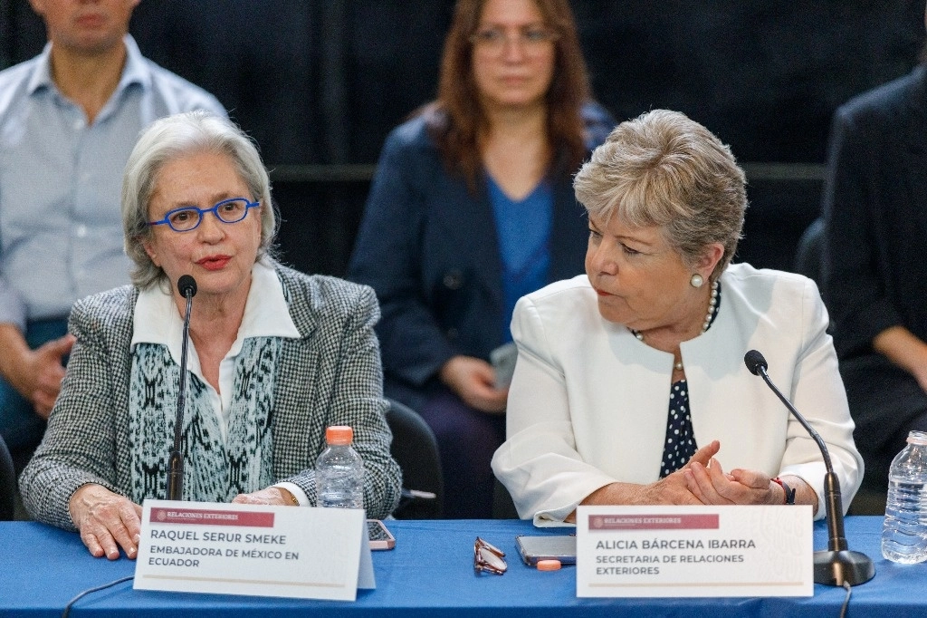 La embajadora de México en Ecuador, Raquel Serur Smeke, y la secretaria de Relaciones Exteriores, Alicia Bárcena Ibarra, en conferencia de prensa en el AICM luego de la llegada del personal diplomático acreditado en el país sudamericano. Foto ‘La Jornada’
