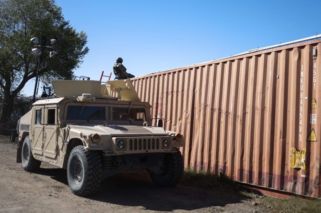 Uno de los primeros mil 500 marines estadunidenses desplegados ayer en la frontera con México vigila desde Eagle Pass, en Texas, que no pasen migrantes. Foto Afp