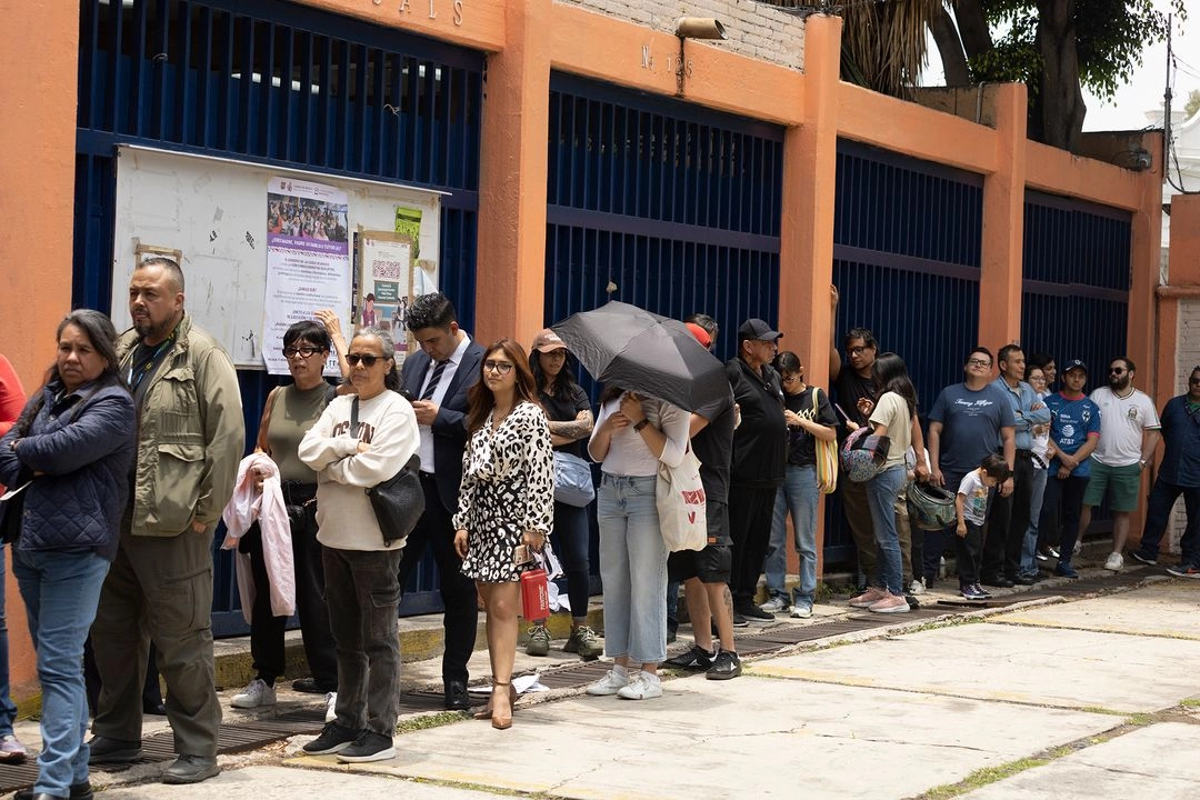 Votantes en la casilla especial 4094, en la alcaldía Tlalpan de la Ciudad de México, para las elecciones del Poder Judicial que se llevaron a cabo el domingo. Foto 