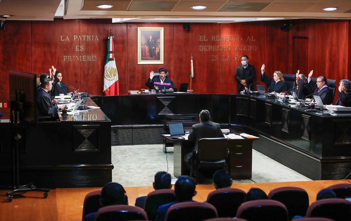 Los ministros Arístides Rodrigo Guerrero García, Giovanni Azael Figueroa, Loretta Ortiz, Lenia Batres, Hugo Aguilar Ortiz (presidente), Sara Irene Herrerías, Irving Espinosa Betanzos, María Estela Rios González y Yasmín Esquivel Mossa, durante la votación de ayer en la Suprema Corte de Justicia de la Nación. La sesión, en la cual se analizó el caso de Grupo Salinas, se llevó a cabo en una sede alterna. Foto 
