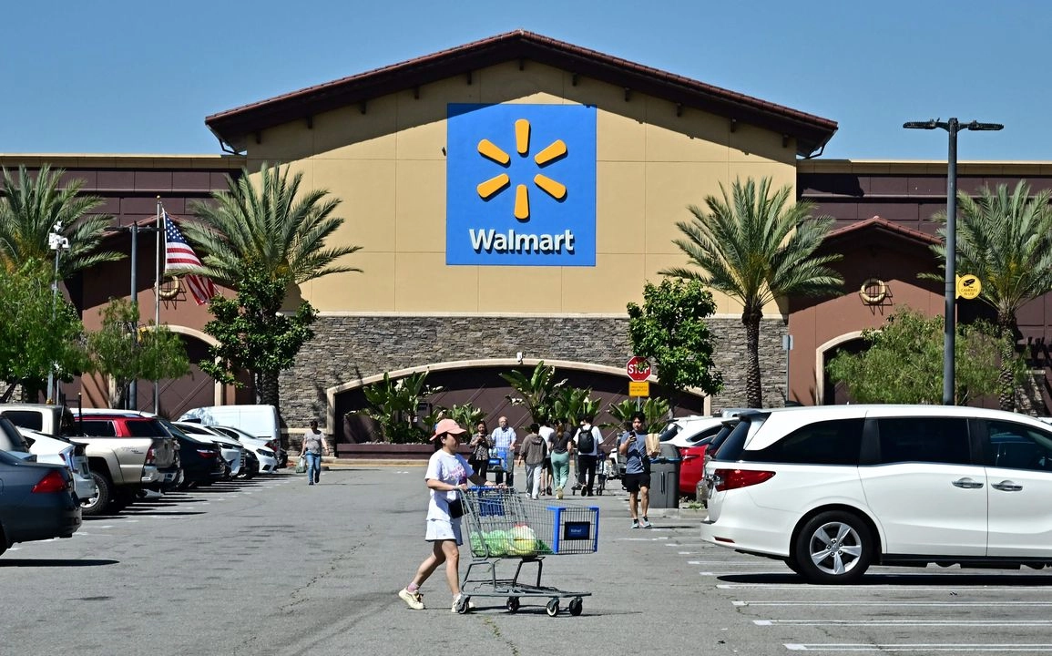 Pese a los amagos de Donald Trump, los clientes de Walmart y otras cadenas minoristas terminarán pagando el costo de las políticas arancelarias del republicano. Foto 