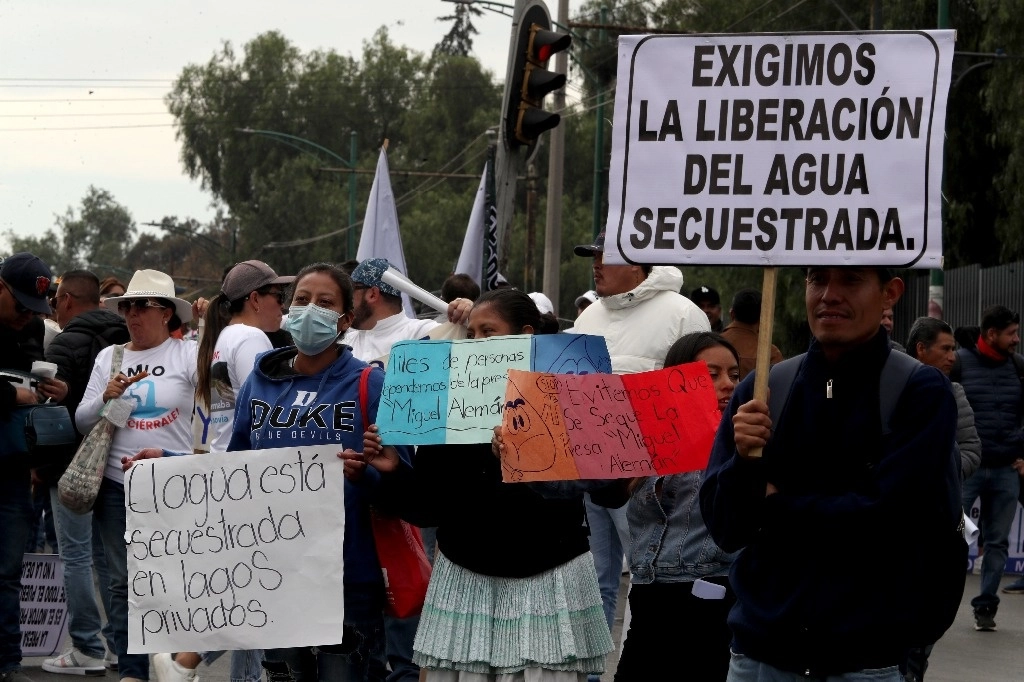 Habitantes de Valle de Bravo exigieron el martes ante la sede de Conagua que la presa de esa comunidad deje de ser saqueada. Foto Alfredo Domínguez 
