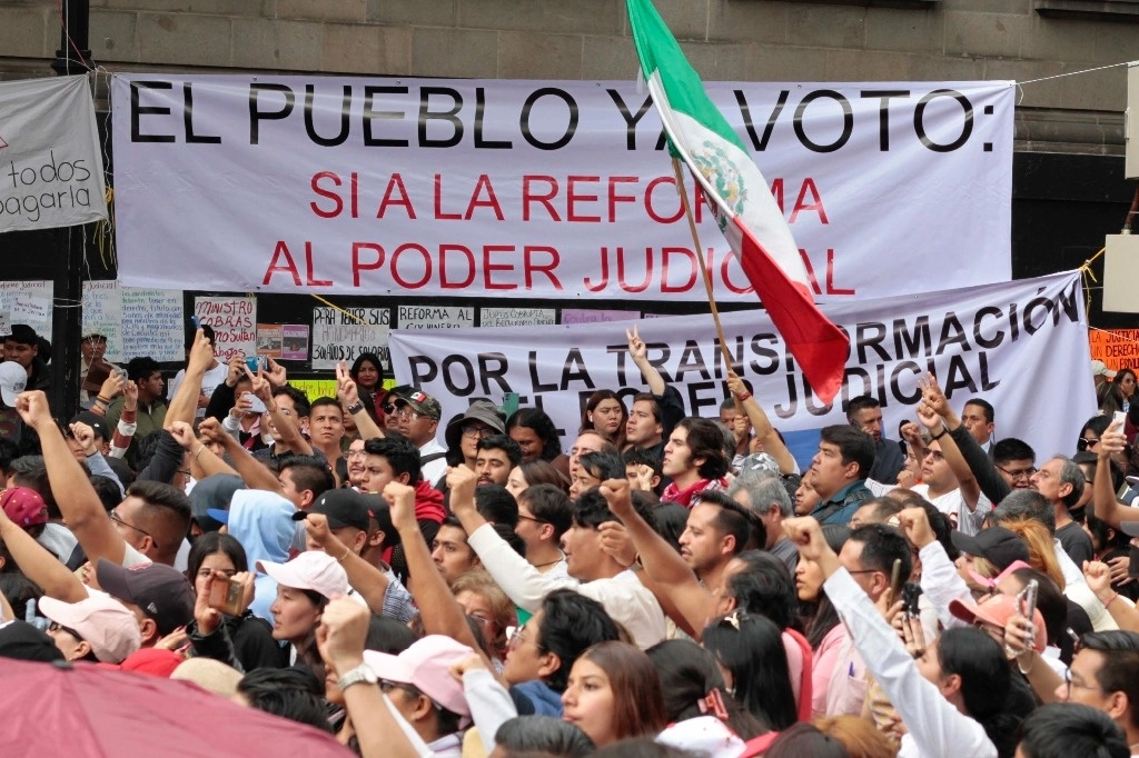 Jóvenes de distintas universidades se manifiestan en favor de la reforma judicial frente a la SCJN. Foto Germán Canseco
