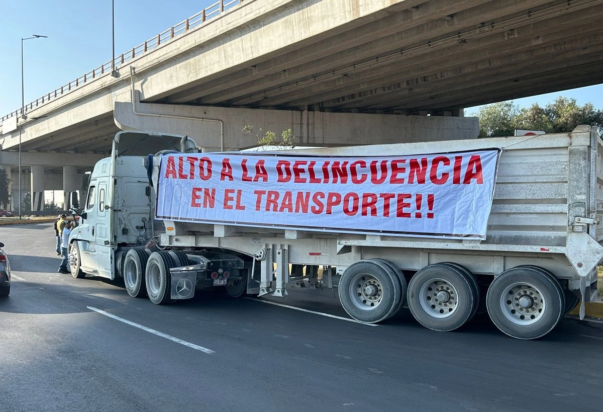 Aspecto del bloqueo que transportistas realizaron ayer en la carretera Texcoco-Lechería, a la altura de la Macroplaza del municipio de Tecámac, estado de México, en el entronque con Circuito Exterior Mexiquense. Foto 