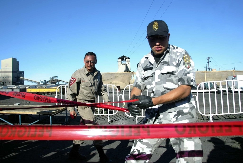 El 25 de febrero de 2006 elementos de la extinta Policía Federal Preventiva cercaron los accesos a Pasta de Conchos antes de la conferencia donde se anunció el cierre de la mina, así como la suspensión del rescate de los 65 mineros. Foto Marco Peláez 