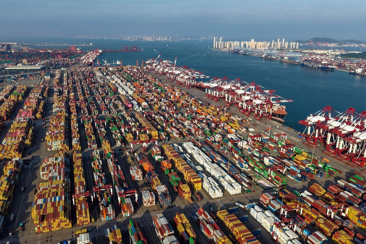 Miles de contenedores con productos de exportación esperan ser embarcados en el puerto de Qingdao, en la provincia oriental china de Shandong. Foto 