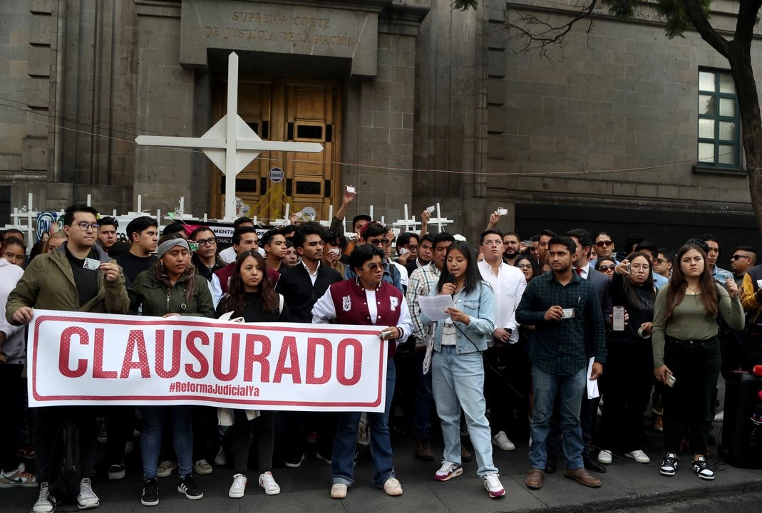 Estudiantes de diferentes universidades públicas clausuran de manera simbólica la Suprema Corte de Justicia de la Nación por apoyar las protestas contra la reforma judicial, en septiembre de 2024. Foto 